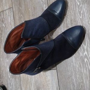 Hispanitas womens blue reptile print leather and suede boots. Size 7.5